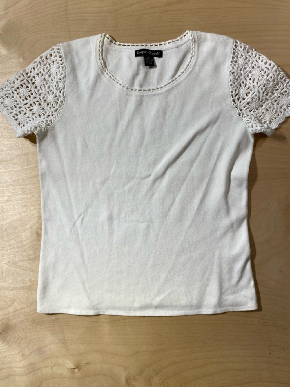 Designers Originals White Short-Sleeve Tee with Crochet Cap Sleeves Small (RF)